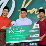 MTD group chief executive officer Reime Rizal Abdul Aziz (second left) and MTD Properties chief operating officer Dr Nik Fauzan Nik Faizul (left) handing over a donation to theTaman Sutera Mosque nazir Bakhtiar Fitri Abd Hamid (right) at the Kasih Ramadan Programme - Bernama photo
